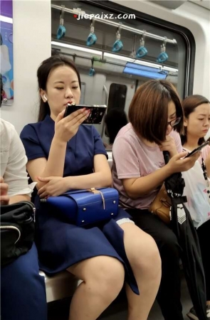 街拍地铁上的美女美腿