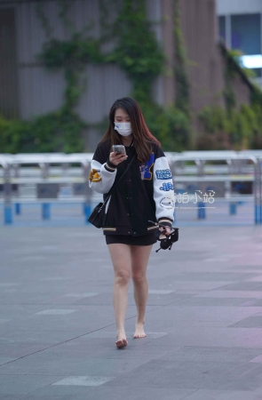 美女直接提着高跟鞋，赤脚走~