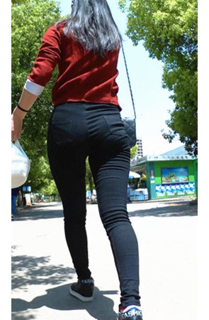 红衣黑色牛仔紧身裤妹子