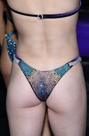 等着上台的比基尼模特