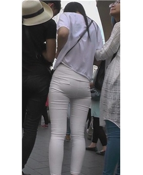 紧绷宽臀甜美MM，手机里面什么内容这么吃惊 [444 MB]