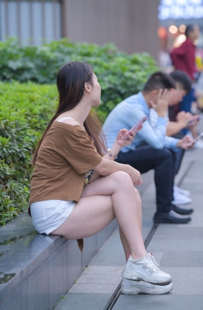 热裤坐姿的大白腿美女