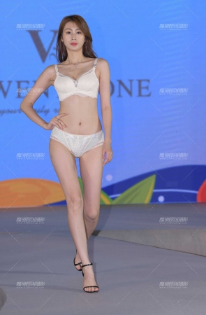 她的第一感觉有点像栁岩