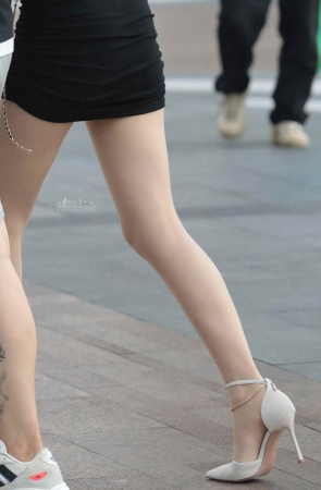 诱惑肉丝街拍高跟shaofu