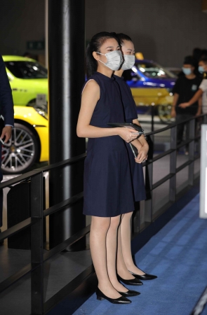 【街拍心灵】保时捷品牌大使小姐姐街拍肉丝美腿