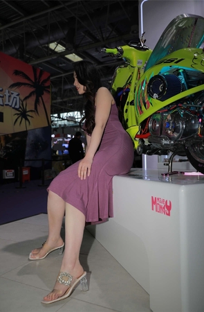 粉色吊带裙女神