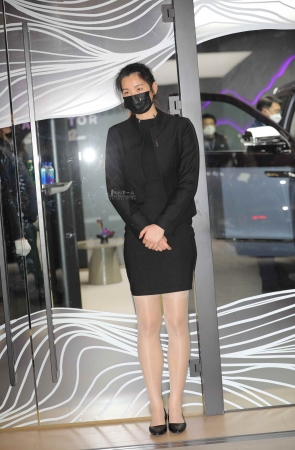 【街拍心灵】汽车销shou肉丝大街拍长腿制服