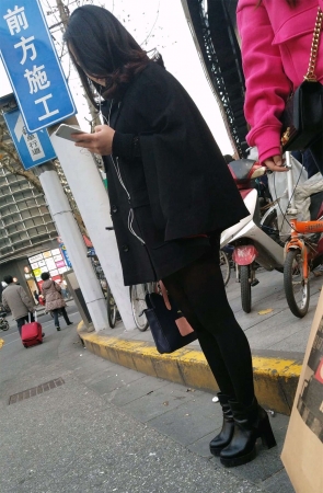 黑色包臀短裙黑色丝袜高跟美妇