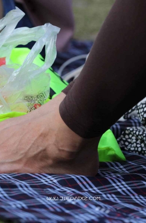 棕色紧身裤青春妹子