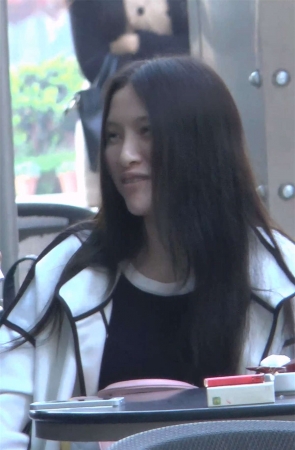 吃饭的黑丝挑着二郎腿