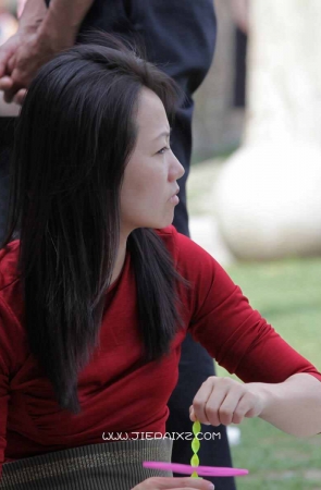 注重身材的精品女人，生完孩子马上就恢复身材。