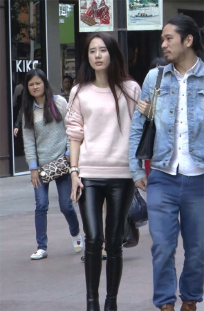 皮裤美眉跟男友一块买衣服