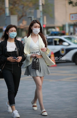 街拍短裙灰丝美眉