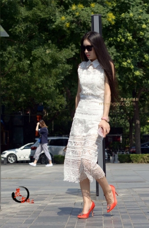 8-06 镂空长裙红高跟