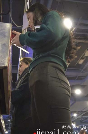 4k-晚上出来买宵夜de紧牛美女 [834 MB]