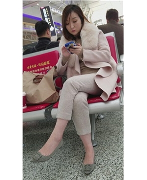 4k-玩手机的尖嘴高跟鞋长腿颜值美女