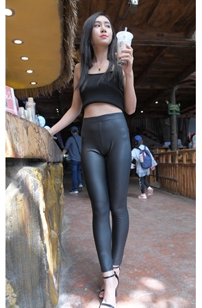 漂亮的皮裤小美女【套图+视频】