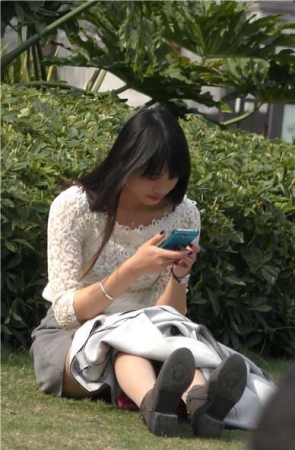 草地上的长发女孩 [833 MB]