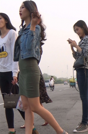 墨绿裙牛仔外套美腿美女