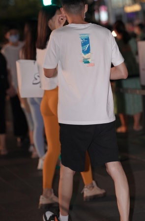 两个紧身裤美女