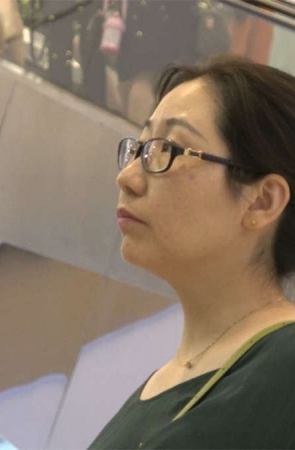 眼镜少妇性感的白凉鞋全透明短肉丝