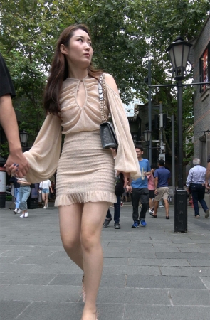 米色短裙性感高跟女神