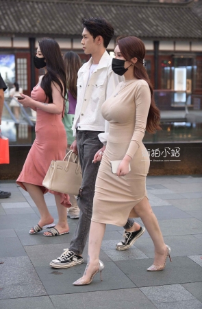 帅哥的极品身材女友令人羡慕