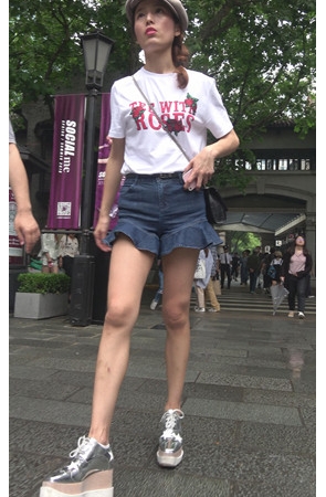 戴着帽子的裤裙美女