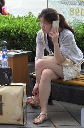 4K – 打电话的女子一双玉足极品白嫩 [3.10 GB/mp4]