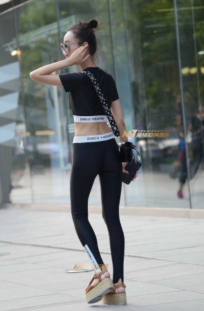 白紧裤包裹出性感魔鬼身材