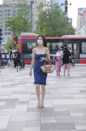 街拍吊带花裙子凉高性感女人