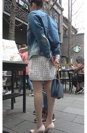 牛仔衣连体裙美女[1.07G/MP4]