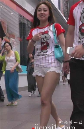 街拍情侣衫白热裤清纯小美女 [1.33 GB]