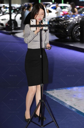 直播卖车的无框眼镜制服美女