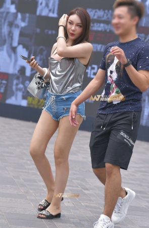 性感牛仔热裤美女