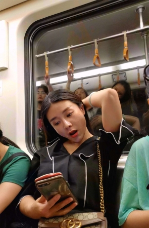 地铁上的丝袜美腿