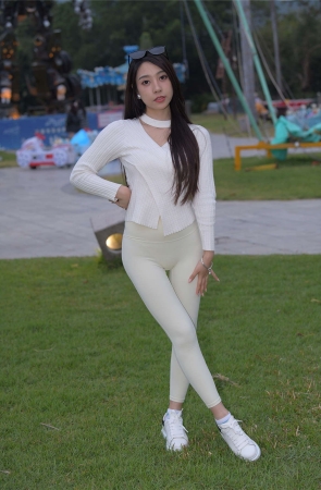 一始街拍作品 白色瑜伽裤美女