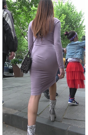 有个国外男友的连体包臀裙妹子