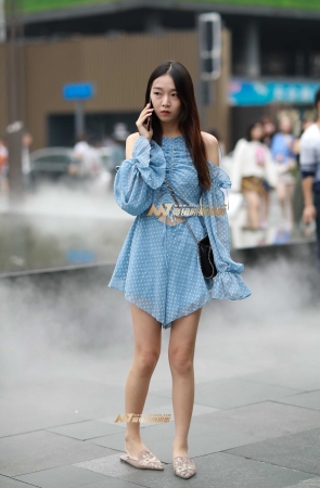 皮肤白净的乖巧小妹