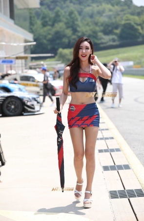 [辉辉赛贴]漂亮的肉丝美腿赛车女神小姐姐