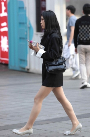 诱惑肉丝街拍高跟shaofu