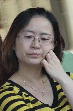 4k-白皙美足眼镜少妇沉思