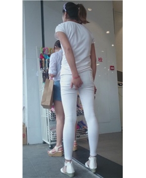 4K – 车站偶遇超近白裤韵味美F [437 MB]