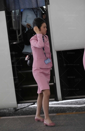 偶遇吉祥航空机组空姐一身粉灰丝可爱少女感 11P
