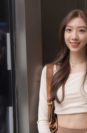 咖色高腰褶皱包臀裙美女