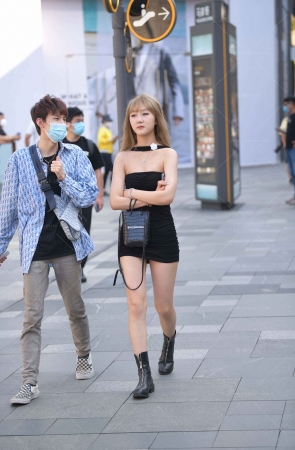 街拍黑色抹胸超短裙小妹