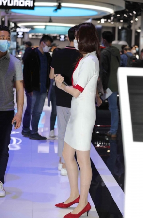 【街拍心灵】红旗车展礼仪肉丝街拍高跟美腿