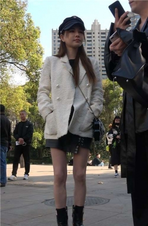 街拍时尚的美腿小姐姐 [1.52 GB/MP4]