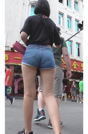 蓝牛内痕热裤美女