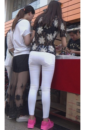 白裤紧身内痕妹子